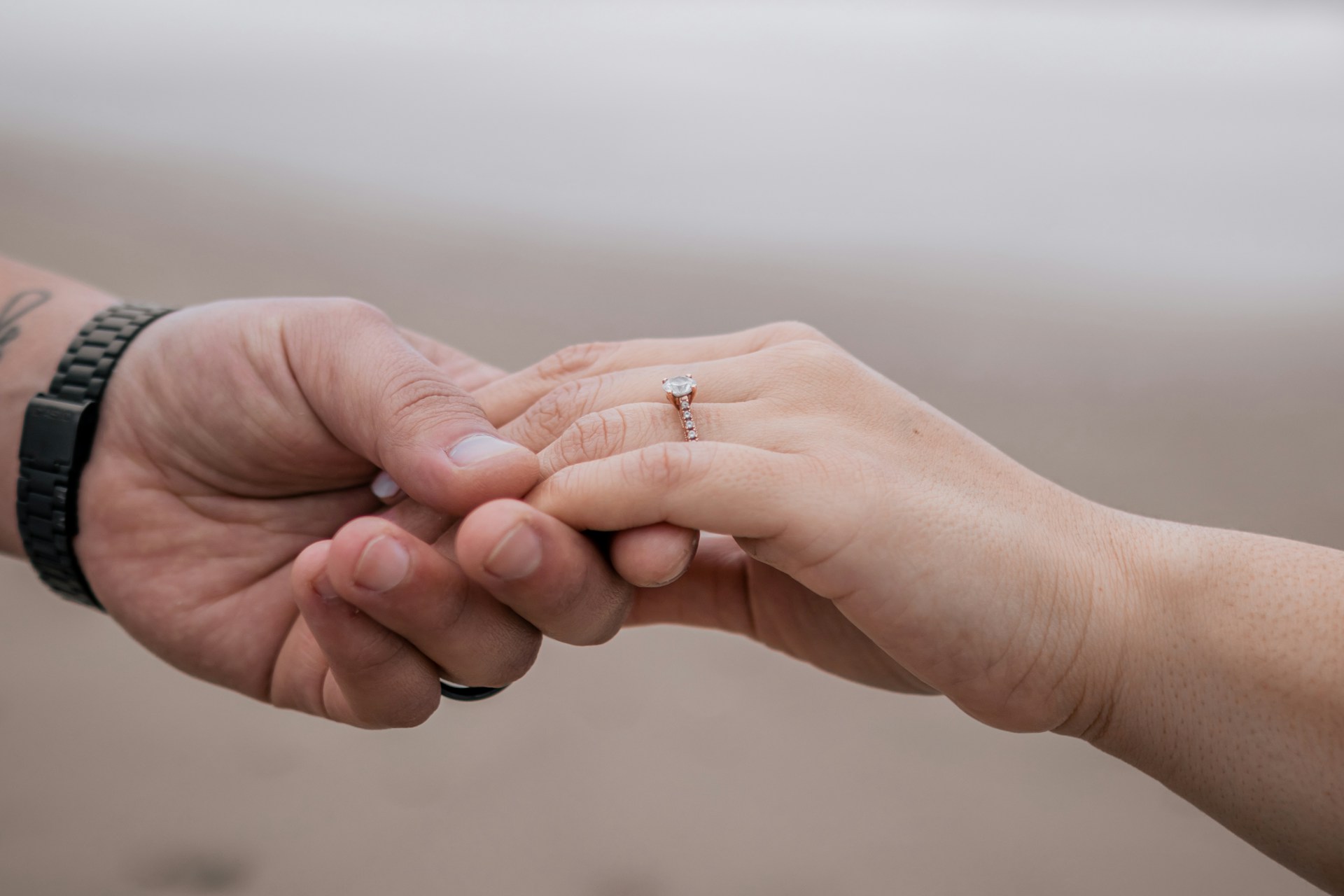 Moda: jak wybrać strój na sesję zaręczynową dla mężczyzn