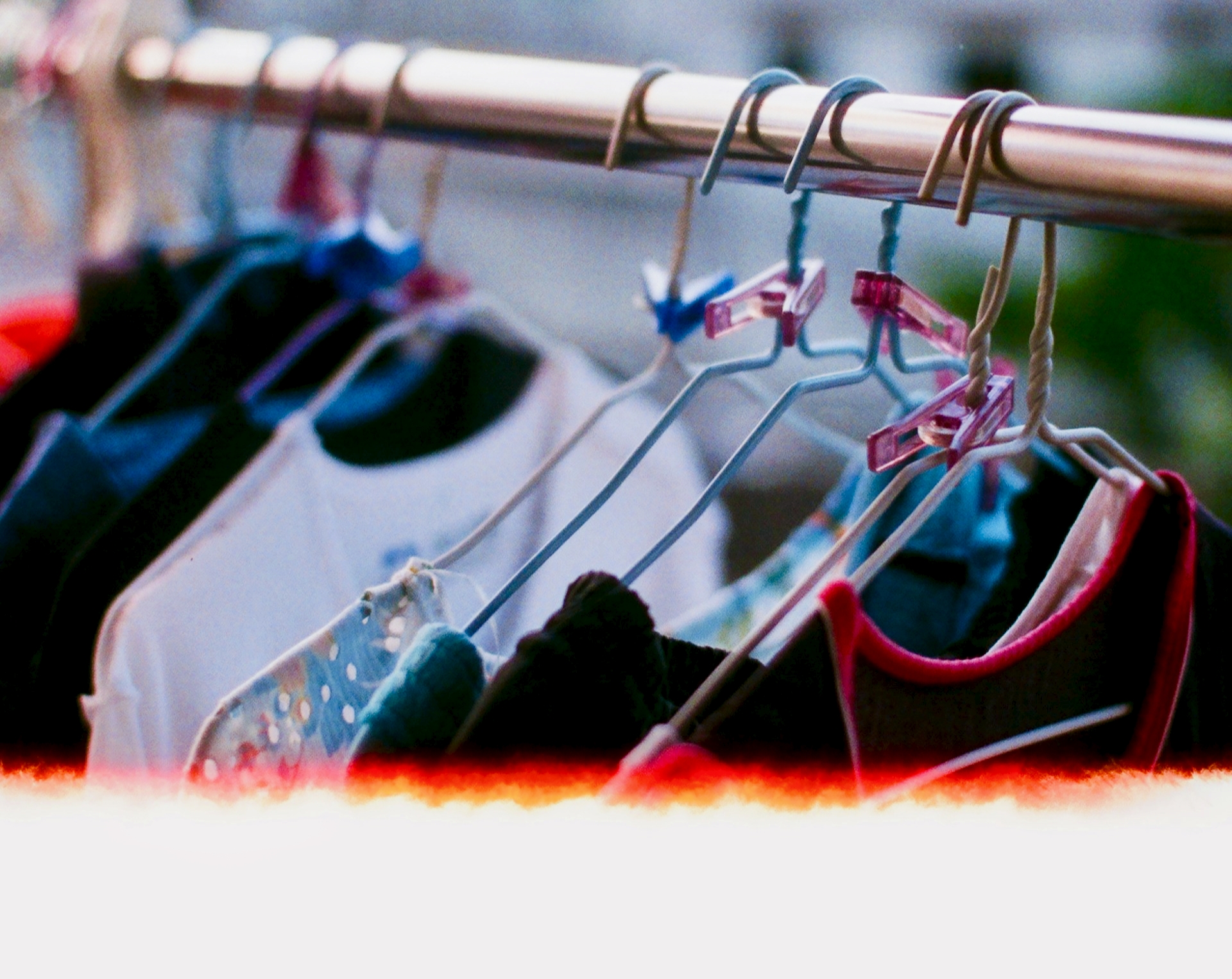 Dlaczego marki modowe niszczą niesprzedane produkty zamiast je oddawać?