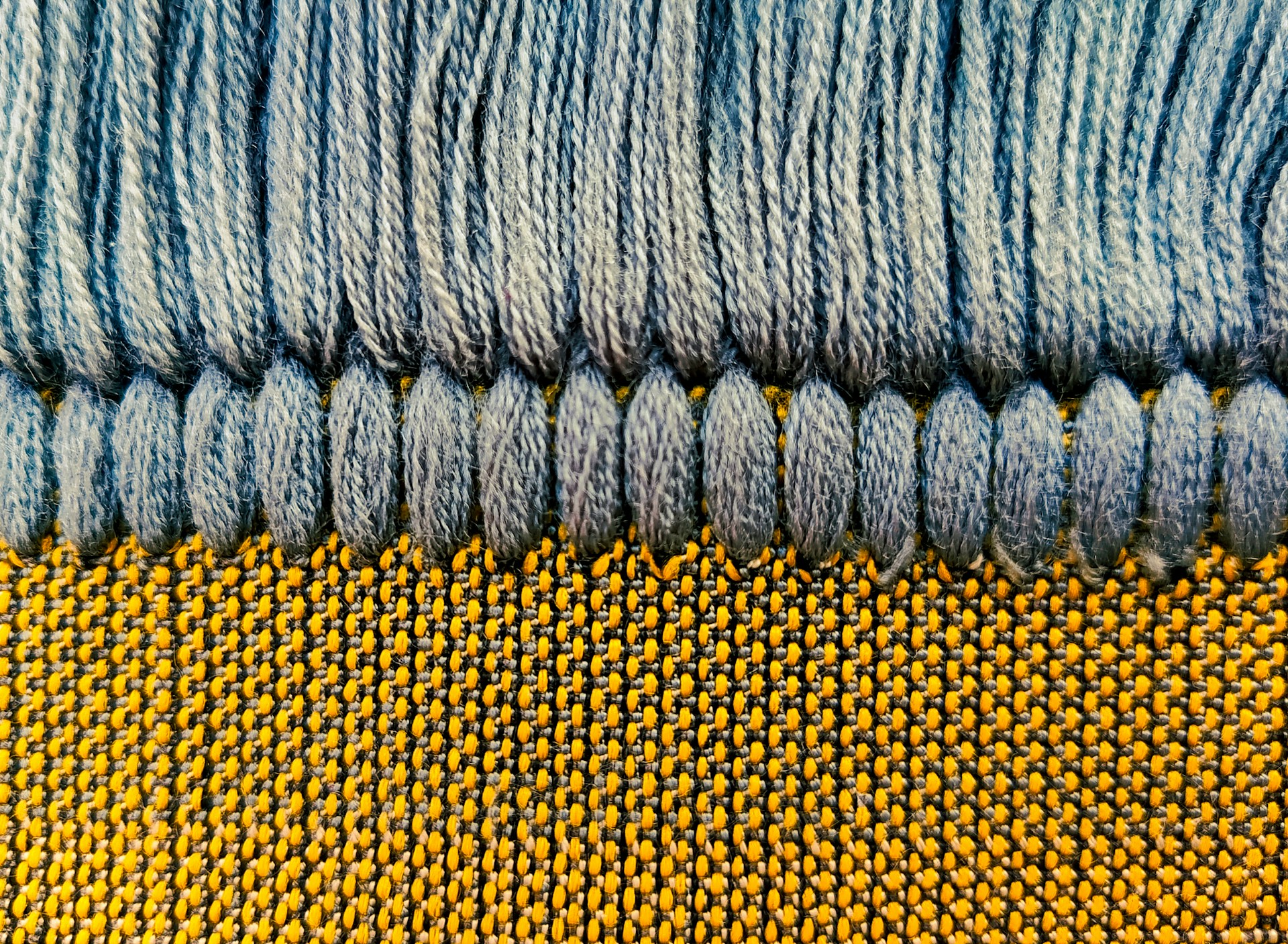 5 trendów dzianinowych, które stylowe osoby będą nosić z dżinsami, spódnicami i spodniami w tym roku