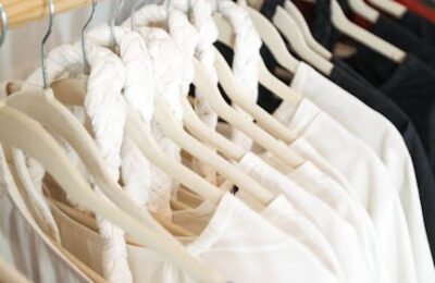 Szafa kapsułowa dla miłośniczki sukienek – czy to w ogóle możliwe?