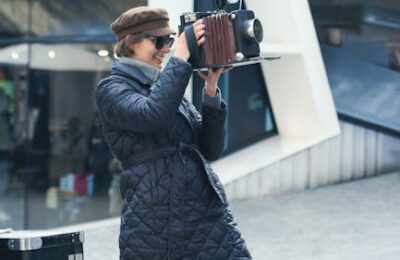 Modne płaszcze na wiosnę-lato 2026: 5 fasonów, które będą królować – płaszcze