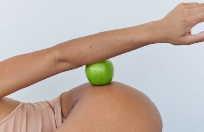 Sukienki dla figury jabłko — najlepsze kroje i stylizacje