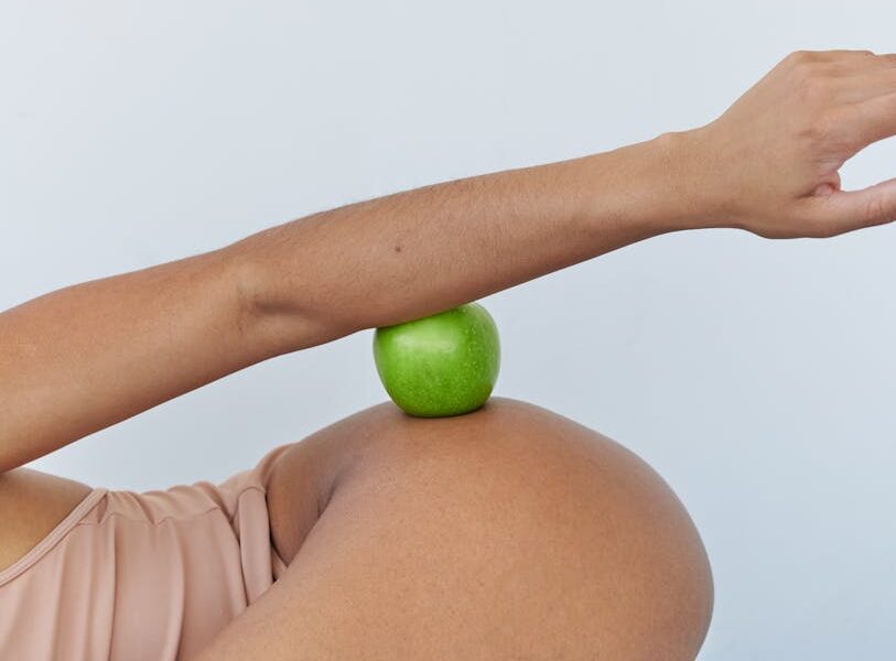 Sukienki dla figury jabłko — najlepsze kroje i stylizacje