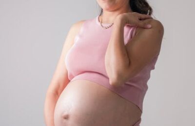 Moda ciążowa: trendy i praktyczne stylizacje 2026 dla mam