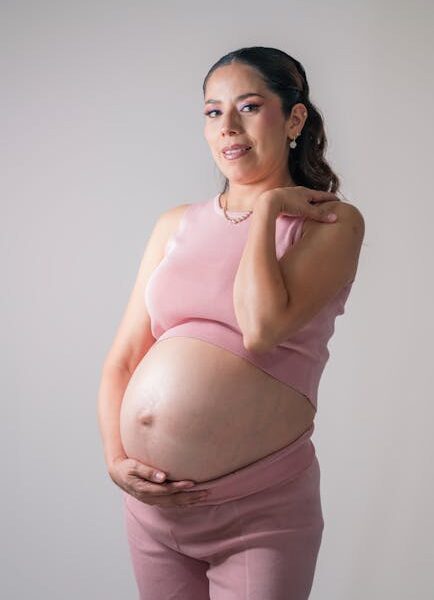 Moda ciążowa: trendy i praktyczne stylizacje 2026 dla mam