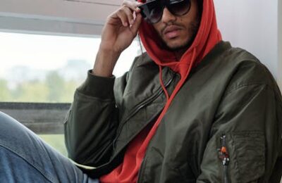 Kurtka czerwona z Zary – jak nosić viralową bomberkę wiosną