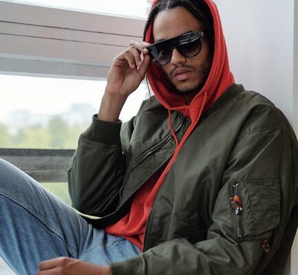 Kurtka czerwona z Zary – jak nosić viralową bomberkę wiosną