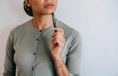 Szara sukienka: dodatki, które ożywią elegancki look