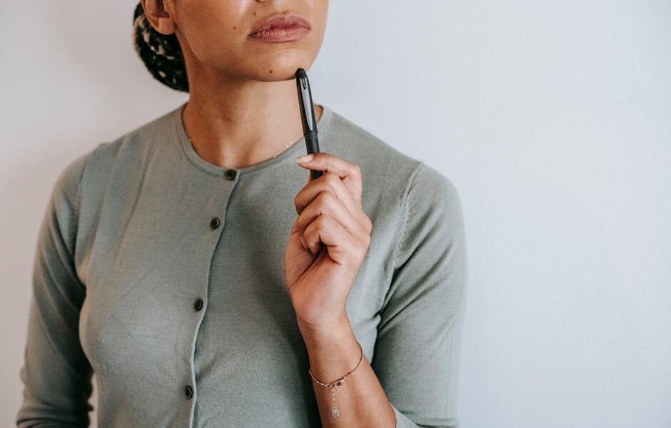 Szara sukienka: dodatki, które ożywią elegancki look