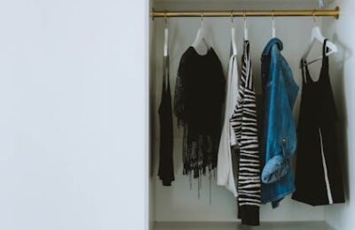 Szafa kapsułowa 30 elementów: stylizacje na cały rok