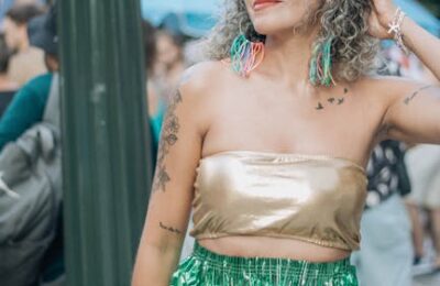 Jak stylowo nosić spódnicę z piórami w codziennych zestawach