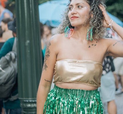 Jak stylowo nosić spódnicę z piórami w codziennych zestawach