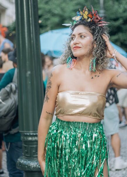 Jak stylowo nosić spódnicę z piórami w codziennych zestawach