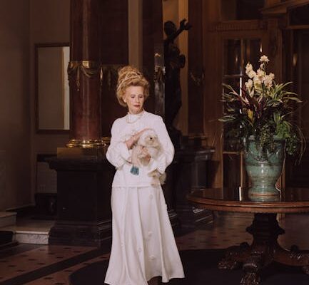 Bridgertonowie: Francesca w nowym sezonie i jej wyjątkowe stylizacje