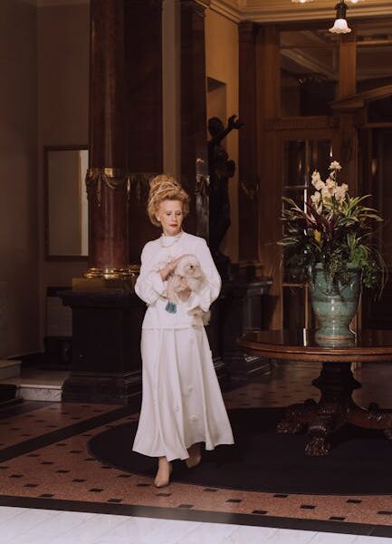 Bridgertonowie: Francesca w nowym sezonie i jej wyjątkowe stylizacje