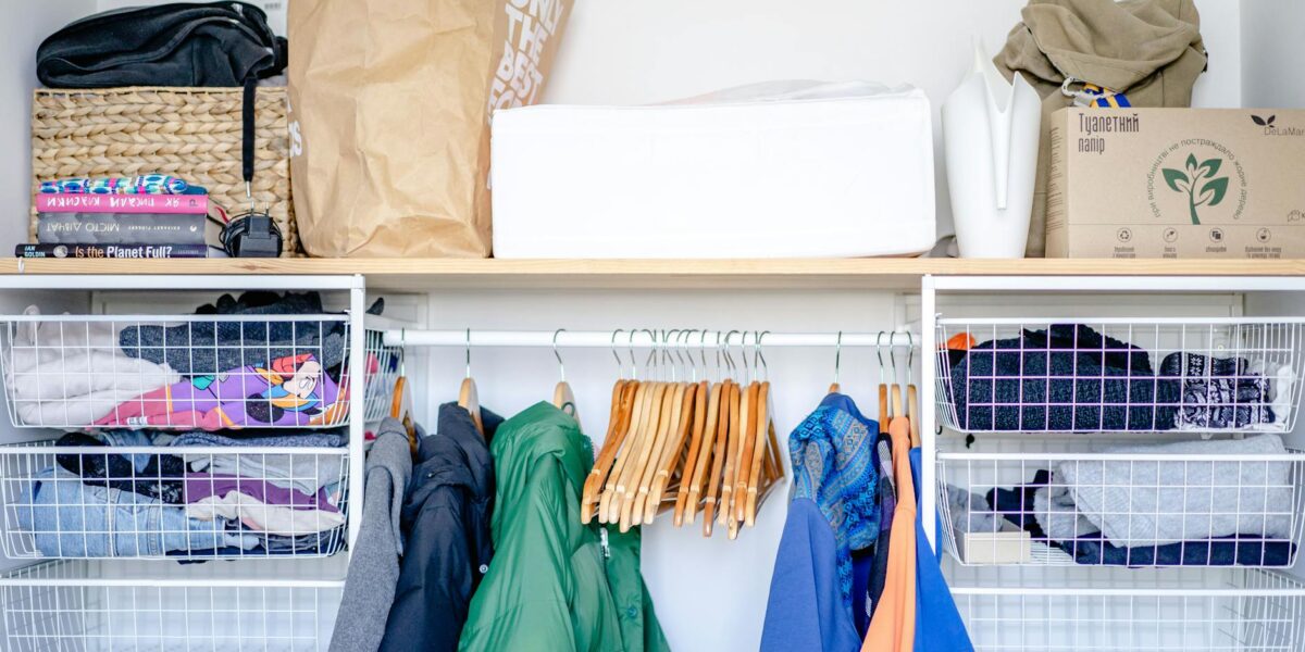 Jak optymalnie wykorzystać małą szafę — praktyczne wskazówki