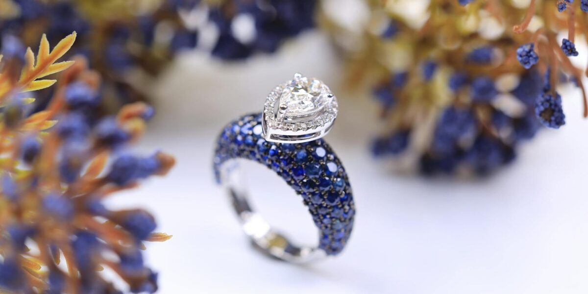 Jak szafirowy kolor wzbogaca stylizacje