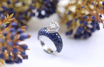 Jak szafirowy kolor wzbogaca stylizacje