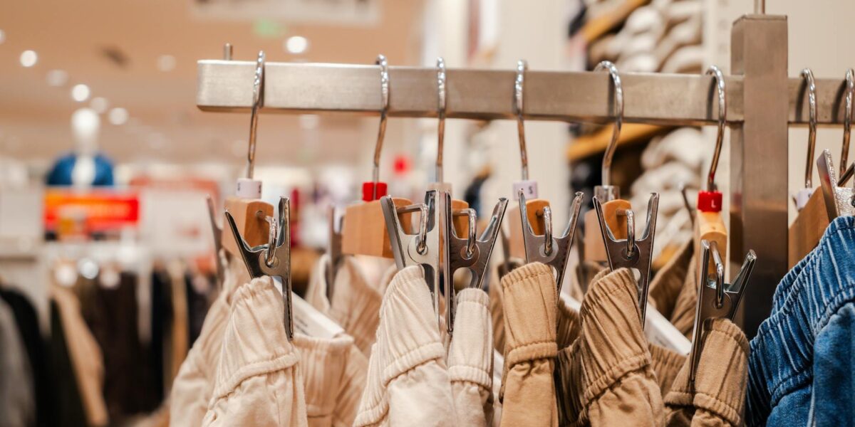 Jak zwracać odzież w popularnych sklepach modowych