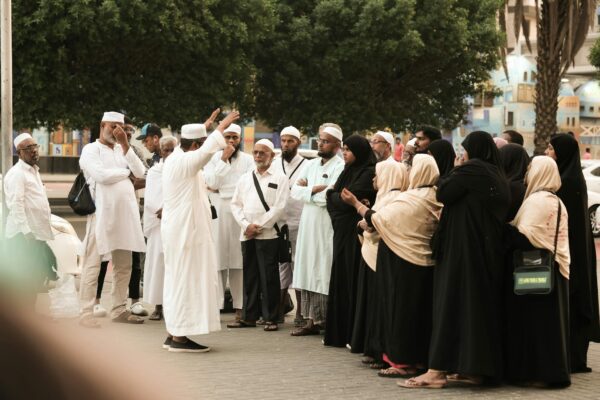 Współczesna moda w Arabii Saudyjskiej: co zmienia się na ulicach?