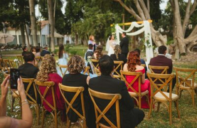 Stylizacja na wesele w ogrodzie – co założyć na plenerową ceremonię?