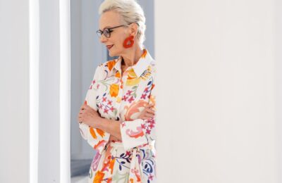 Jak wybrać elegancką sukienkę dla 60-latki? Poradnik dla każdej okazji