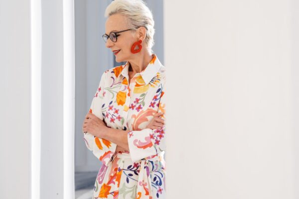 Jak wybrać elegancką sukienkę dla 60-latki? Poradnik dla każdej okazji