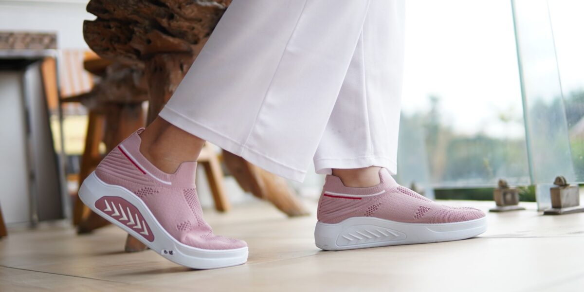 Sneakersy w eleganckich stylizacjach: jak je nosić?