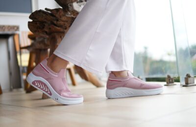 Sneakersy w eleganckich stylizacjach: jak je nosić?
