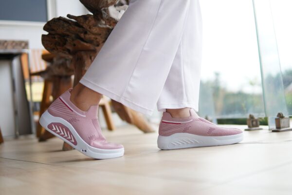Sneakersy w eleganckich stylizacjach: jak je nosić?
