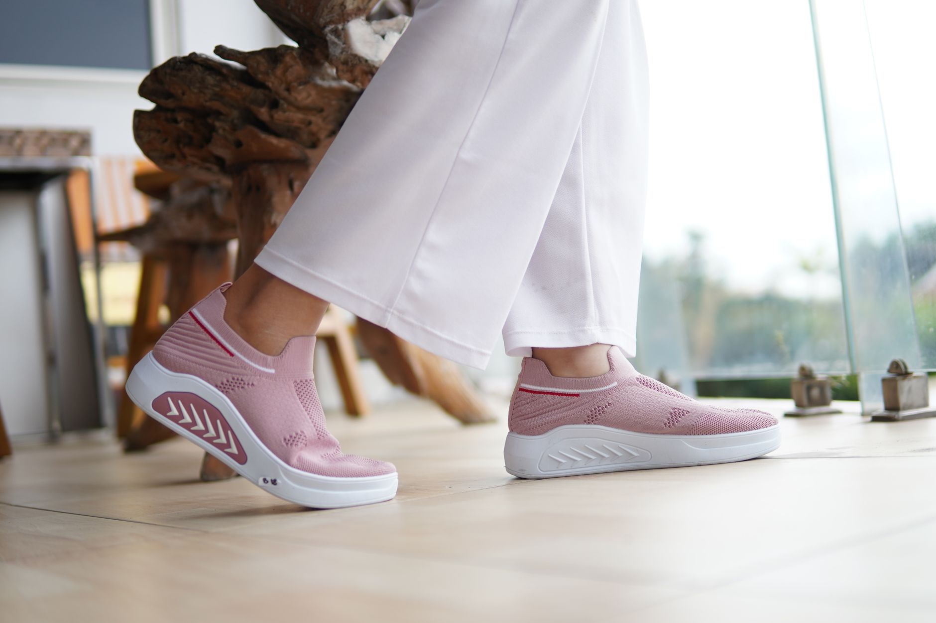 Sneakersy w eleganckich stylizacjach: jak je nosić?