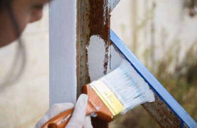 Jak skutecznie usunąć farbę plakatową z ubrań?