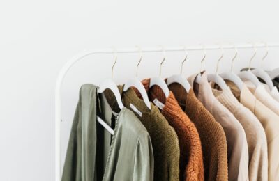 Jak stworzyć szafę kapsułową: poradnik minimalisty