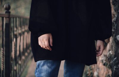 Jak stylizować czarne dzwony, by zawsze wyglądać modnie