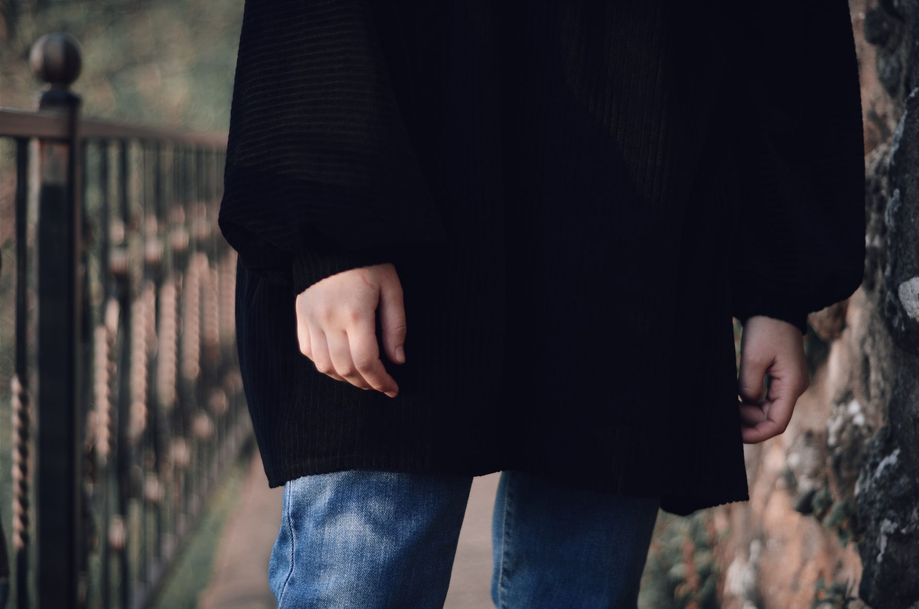 Jak stylizować czarne dzwony, by zawsze wyglądać modnie