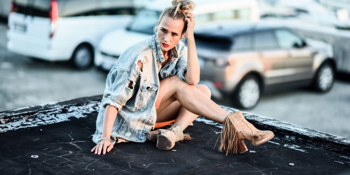 Buty z frędzlami: Boho stylizacje, które musisz mieć