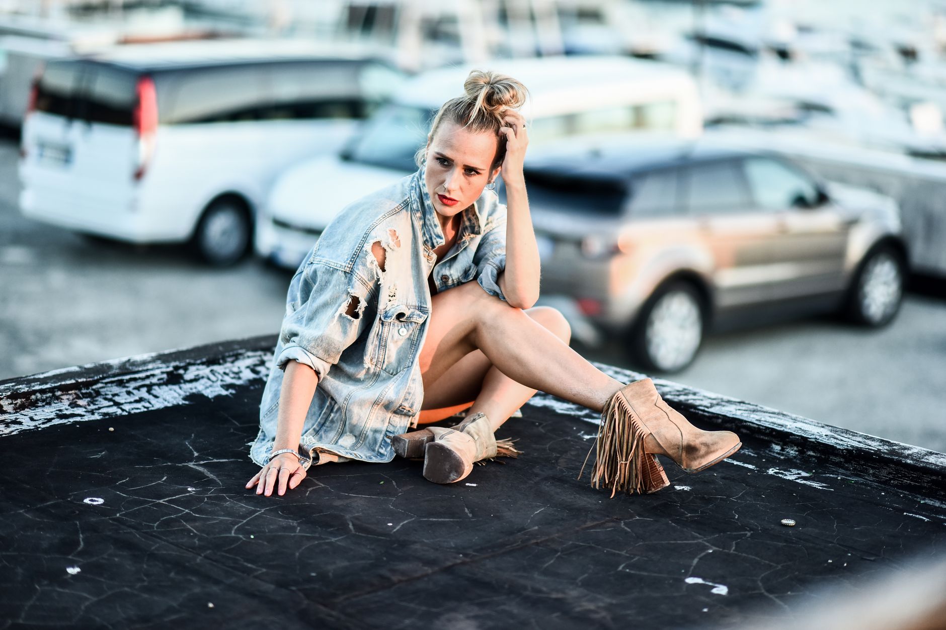 Buty z frędzlami: Boho stylizacje, które musisz mieć