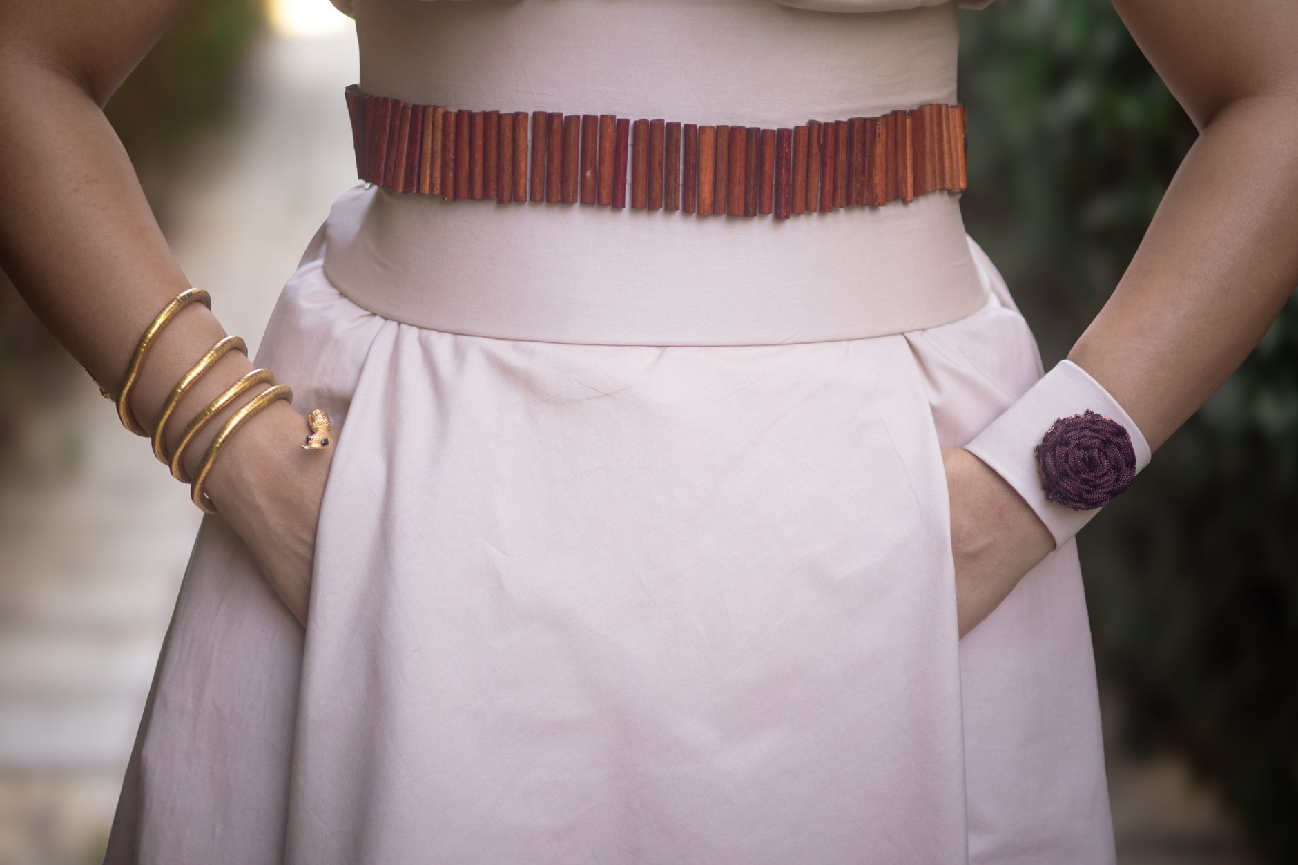 Biżuteria na lato: trendy arm cuff, które musisz znać