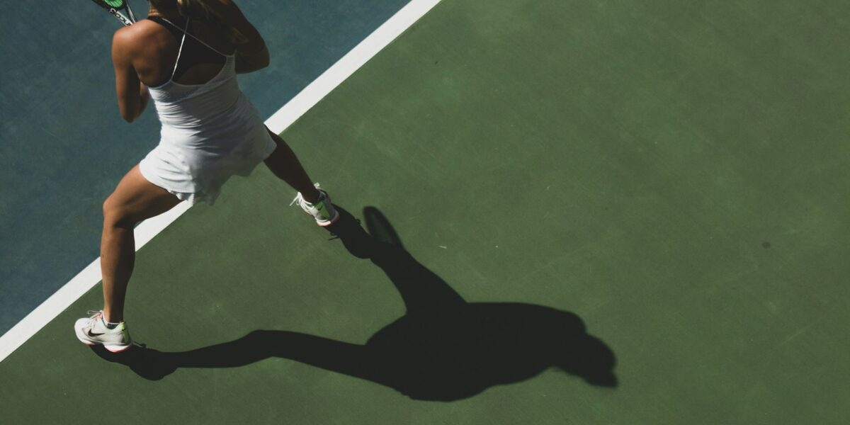 Jak wprowadzić styl tennis core do codziennych stylizacji