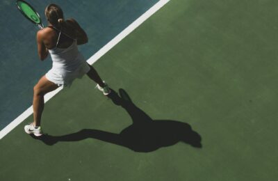 Jak wprowadzić styl tennis core do codziennych stylizacji