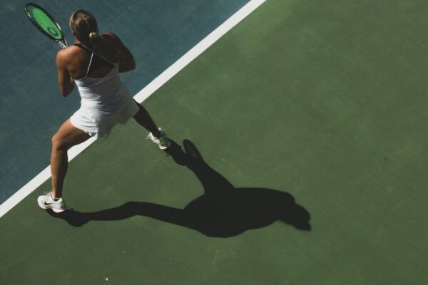 Jak wprowadzić styl tennis core do codziennych stylizacji