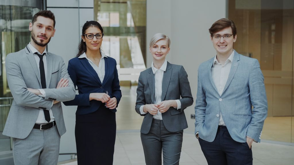 Jak dress code wpływa na pierwsze wrażenie w pracy?