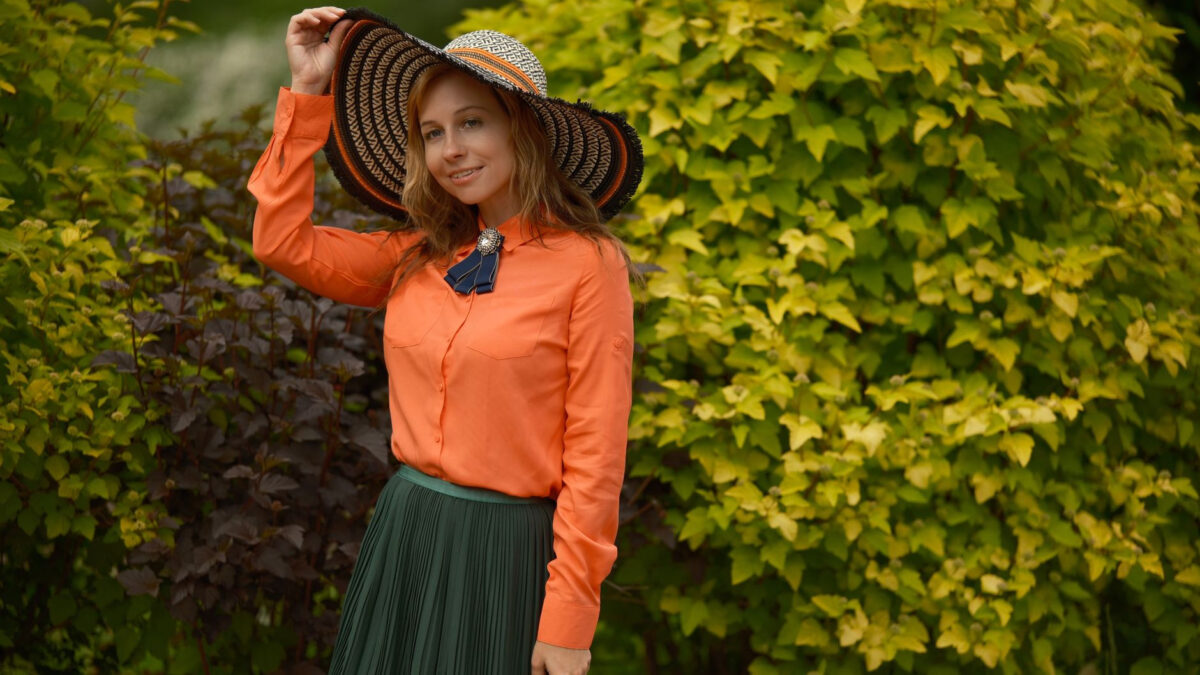 Koszula i elegancka bluzka do pracy – jak je wybrać na każdą okazję?