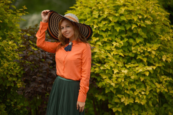 Koszula i elegancka bluzka do pracy – jak je wybrać na każdą okazję?