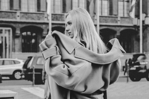 Włoska moda dla każdego wieku: stylizacje, które działają