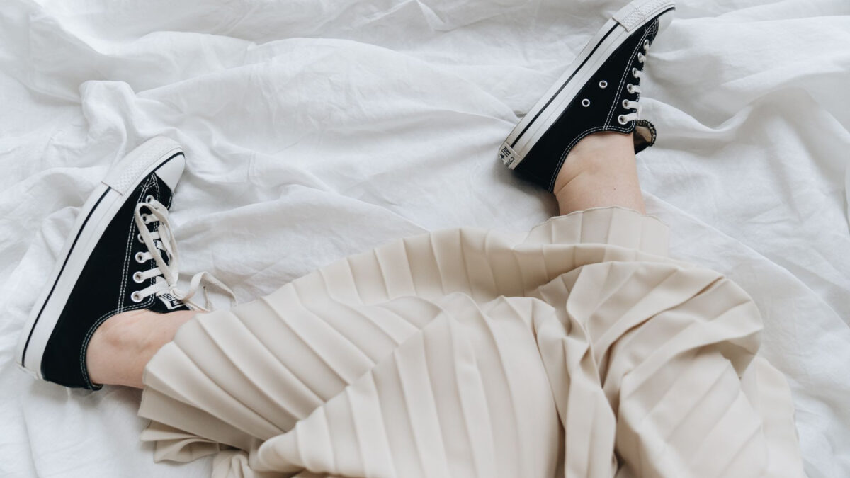 Buty do plisowanej spódnicy – stylowe zestawienia na każdą okazję