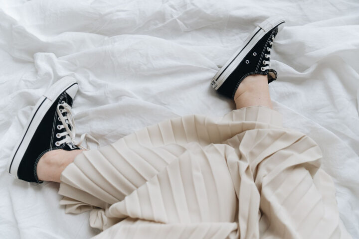 Buty do plisowanej spódnicy – stylowe zestawienia na każdą okazję
