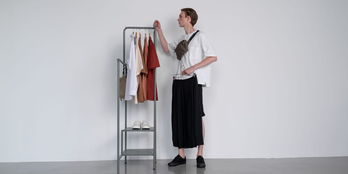 Capsule wardrobe na Instagramie: luksusowy minimalizm, który naprawdę działa