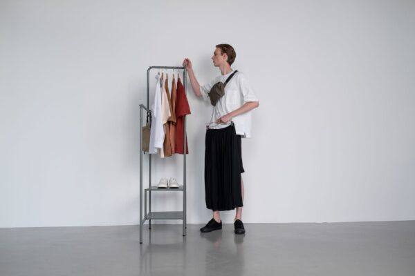 Capsule wardrobe na Instagramie: luksusowy minimalizm, który naprawdę działa