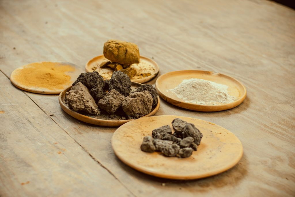 Jak łączyć naturalne materiały i stonowane kolory, by uniknąć monotonii